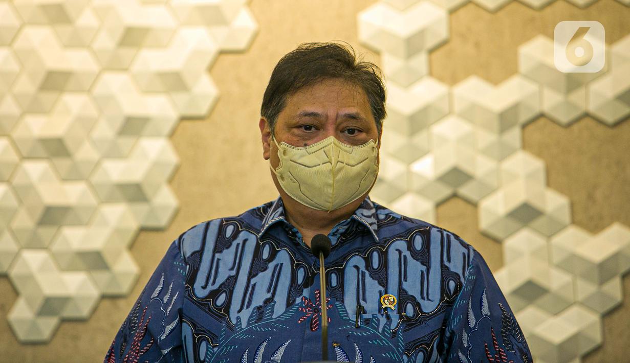 Menko Bidang Perekonomian Airlangga Hartarto menyampaikan keterangan saat menerima GeNose C19 dari Menristek Bambang Brodjonegoro di Gedung Kemenko Perekonomian, Jakarta, Senin (22/3/2021). GeNose C19 diharapkan dapat semakin dikenal dan dimanfaatkan secara lebih masif. (Liputan6.com/Faizal Fanani)