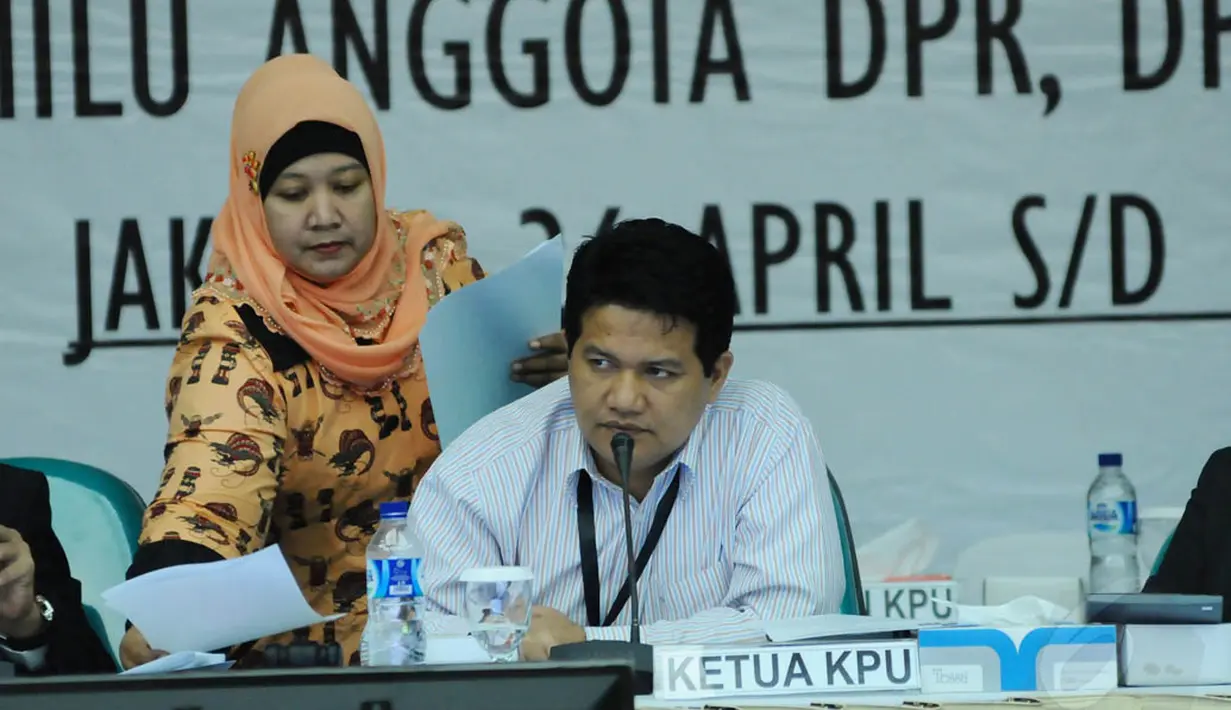 Ketua KPU Husni Kamil Manik tampak memberikan pandangan saat  rapat pleno terbuka di ruang sidang utama KPU, Jakarta, Senin (28/4/14). (Liputan6.com/Andrian M. Tunay)