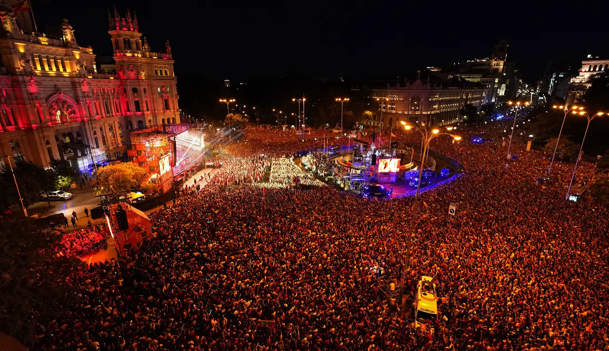 <p>Sejumlah warga Spanyol tumpah ruah memadatai Cibeles Square saat perayaang kemenangan Euro 2024 di Madrid, Spanyol, Senin (15/07/2024) waktu setempat. (AFP/Cesar Manso)</p>