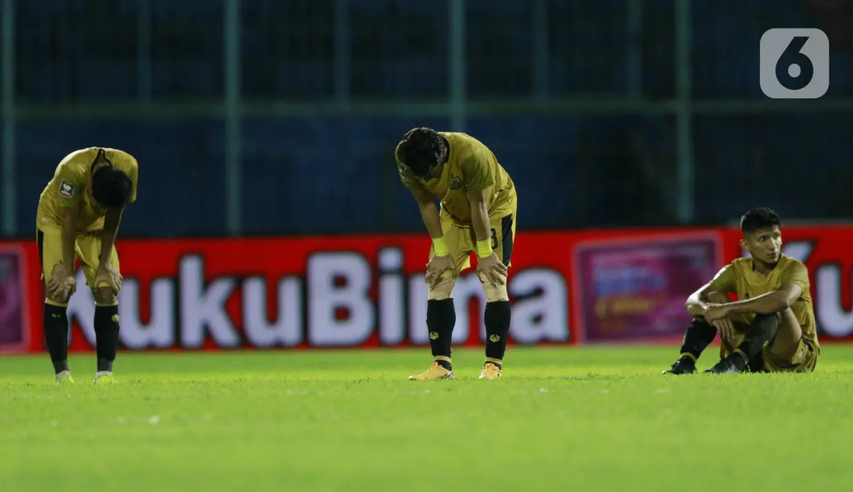 Pemain Bhayangkara Solo FC tertunduk lesu usai ditaklukkan Persija Jakarta pada laga Piala Menpora 2021 di Stadion Kanjuruhan, Malang, Rabu (31/3/2021). Persija menang 2-1. (Bola.com/M Iqbal Ichsan)