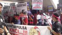 Ratusan pedagang simcard menggelar unjuk rasa di kantor DPRD Batam. Foto: (Ajang Nurdin/Liputan6.com)
