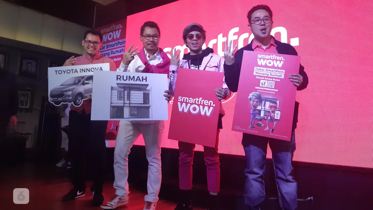 Pengumuman Program Loyalty Pelanggan SmartPoin 2.0 sekaligus digelarnya acara Smartfren Wow Fest oleh Deputy CEO Smartfren Djoko Tata Ibrahim (dua kiri)