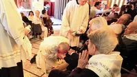 Laporan berita Italia mengatakan salah satu yang kakinya dibasuh oleh Paus Fransiskus adalah seorang Muslim asal Libya. 