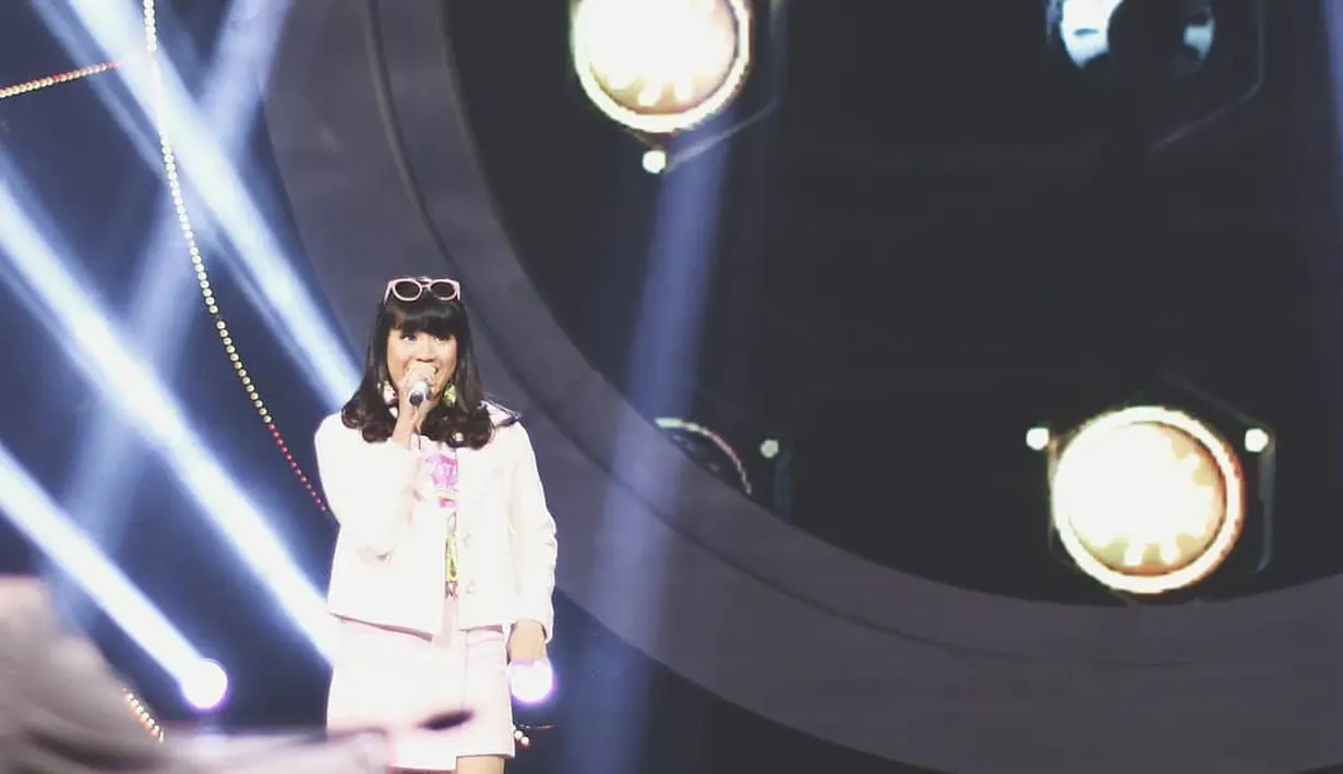 Sama halnya juga dengan yang satu ini, masih Ghea banget kan? Rambutnya selalu dibiarkan terurai dengan dibuat bergelombang sedikit di bagian bawahnya.  (Instagram/ghealwaysofficial)