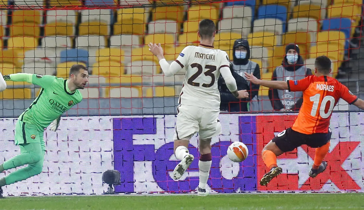 Pemain Shakhtar Donetsk Junior Moraes (kanan) mencetak gol ke gawang AS Roma pada pertandingan leg kedua babak 16 besar Liga Europa di Stadion Olimpiyskiy, Kyiv, Ukraina, Kamis (18/3/2021). AS Roma menang dengan skor 2-1. (AP Photo/Efrem Lukatsky)