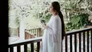 Siti Badriah tampil santai dengan mini dress putih dengan luaran cardigan putih. Dok. Instagram @sitibadriahh