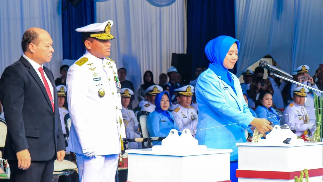 Pemotongan tali dan pemecahan kendi di badan kapal sebagai simbol resminya penamaan KRI Kapak-625 dan KRI Panah-626 (Foto: PT PAL Indonesia)