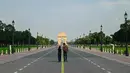 Foto Kombinasi yang dibuat pada tanggal 18 November 2024 ini menunjukkan para pejalan kaki yang berjalan di sepanjang Jalur Kartavya yang diselimuti kabut asap tebal, di dekat Gerbang India di New Delhi pada tanggal 18 November 2024 (foto atas) dan para pejalan kaki yang berjalan di bawah langit biru yang cerah di Jalur Kartavya dekat Gerbang India di New Delhi pada tanggal 26 September 2024. (Sajjad HUSSAIN/AFP)