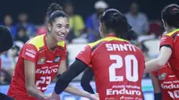 Meski punya waktu istirahat kurang dari 24 jam usai perjalanan panjang dari AS ke Indonesia, Jordan Thompson (kiri), tampil memukau saat Jakarta Pertamina Enduro mengalahkan Jakarta Electric PLN. (dok. PBVSI)