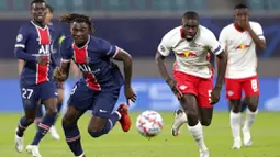 Penyerang Paris Saint Germain, Moise Kean, berebut bola dengan pemain RB Leipzig, Dayot Upamecano, pada laga Liga Champions di RB Arena, Kamis (5/11/2020). RB Leipzig menang dengan skor 2-1. (AP/Michael Sohn)