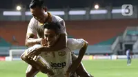 Pemain Martapura Dewa United merayakan gol yang dicetak Gufroni Al Maruf ke gawang PSIM Yogyakarta pada perebutan tempat ketiga Liga 2 Indonesia 2021 di Stadion Pakansari, Bogor, Kamis (30/12/2021). Martapura Dewa United unggul 1-0 dan melaju promosi ke BRI Liga 1. (Liputan6.com/Helmi Fithriansyah)