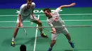 Ganda putra Indonesia, Kevin Sanjaya dan Marcus Gideon melawan wakil Denmark saat semifinal All England di Birmingham, Sabtu (18/3/2018). Keduanya tahun ini akan berjuang untuk mempertahankan gelar juara All England. (AFP/Paul Ellis)