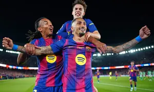 Skuad Barcelona merayakan gol Raphinha ke gawang Real Betis di pekan ke-37 Liga Spanyol 2025/2026 di Camp Nou, Senin (18/05/2026) dini hari WIB. (AP Photo/Joan Mateu Parra)