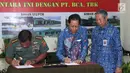 Panglima TNI Jenderal Gatot Nurmantyo (kiri), Presdir BCA Jahja Setiaatmadja (tengah) dan Direktur BCA Suwignyo Budiman menandatangani serah terima pelaksanaan rehabilitasi sarana dan prasarana prajurit di Jakarta (31/10).(Liputan6.com/Pool/Masniar)