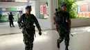 Dua anggota TNI AU melakukan patroli di Bandara Ngurah Rai, Denpasar, Bali, Jumat (15/1). Pasca terjadinya aksi teror di Sarinah, Jakarta, Bandara Ngurah Rai sebagai salah satu pintu masuk menuju Bali meningkatkan keamanan. (AFP PHOTO/Sonny Tumbelaka)