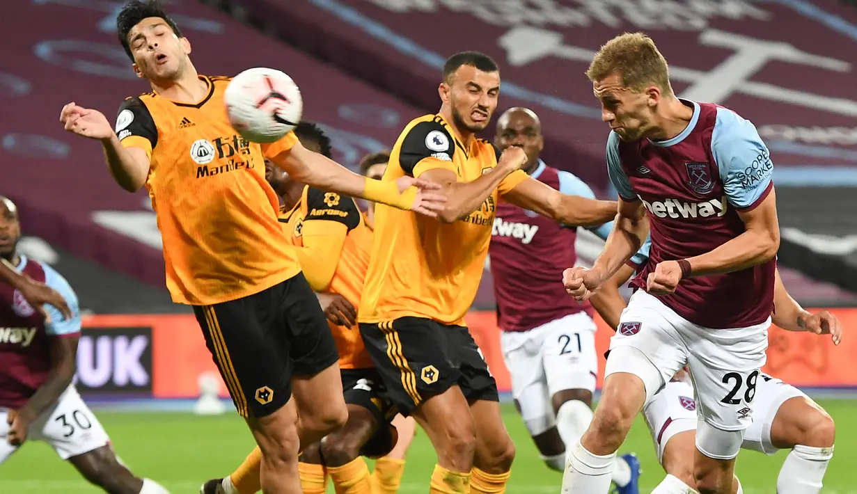 Gelandang West Ham, Tomas Soucek (kanan) mencetak gol ketiga untuk timnya ke gawang Wolverhampton Wanderers dalam lanjutan Liga Inggris di London Stadium, Minggu (27/9/2020). West Ham United menang dengan skor telak 4–0 atas tamunya Wolverhampton Wanderers. (Andy Rain/Pool via AP)