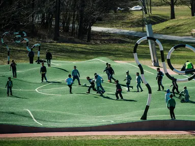 Sejumlah anak bermain Puckelboll di Skarholmen, Stockholm, Swedia, 11 April 2016.  Lapangan Puckelboll adalah lapangan sepak bola buatan yang bergelombang dan didesain oleh Johan Storm. (Jonathan NACKSTRAND/AFP)