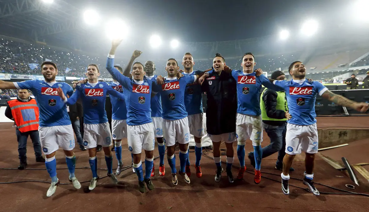 Para pemain Napoli merayakan kemenangan usai mengalahkan Inter Milan pada lanjutan liga Italia Serie A di Stadion San Paolo, Naples,Selasa(1/12/2015) dini hari WIB. Napoli menang 2-1. (REUTERS/Ciro De Luca)