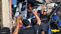 Truk Trailer Adu Banteng di Pantura Tuban, Rumah Warga Hancur