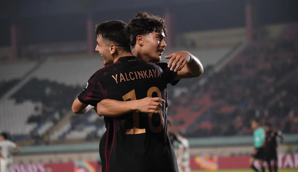Pesepak bola Timnas Jerman U-17 Bilal Yalcinkaya berselebrasi dengan rekan setimnya setelah mencetak gol ke gawang Selandia Baru pada matchday 2 Grup F Piala Dunia U-17 2023 di Stadion Si Jalak Harupat, Bandung, Rabu (15/11/2023) malam WIB. (Doc. LOC WCU17/SBN)