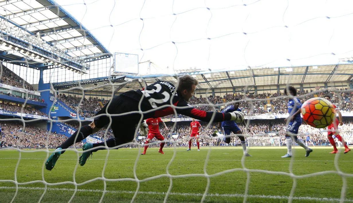 Pemain Chelsea, Ramires, mencetak gol ke gawang Liverpool di menit ke-4 dalam laga Liga Premier Inggris di Stadion Stamford Bridge, London, Sabtu (31/10/2015). (Action Images via Reuters/John Sibley)