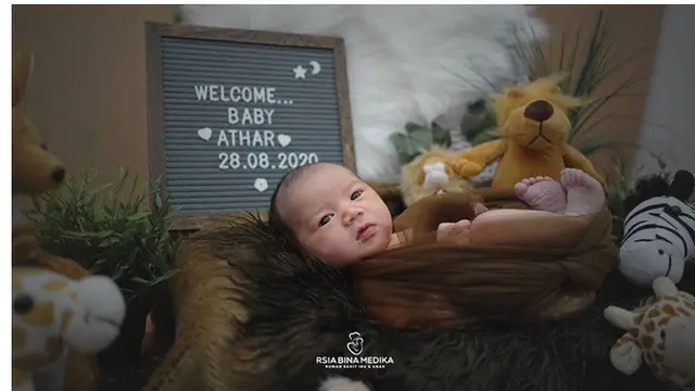 6 Pemotretan Baby Born Athar Anak Citra Kirana dan Rezky Aditya, Menggemaskan