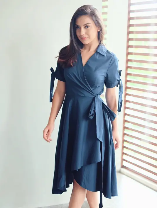 Memakai dress model asimetrik berwarna navy blue ini Ibel begitu memikat. Warna busana yang dikenakan sangat cocok dengan warna kulit yang dimiliki perempuan berusia 21 tahun. (Instagram/_irishbella_)