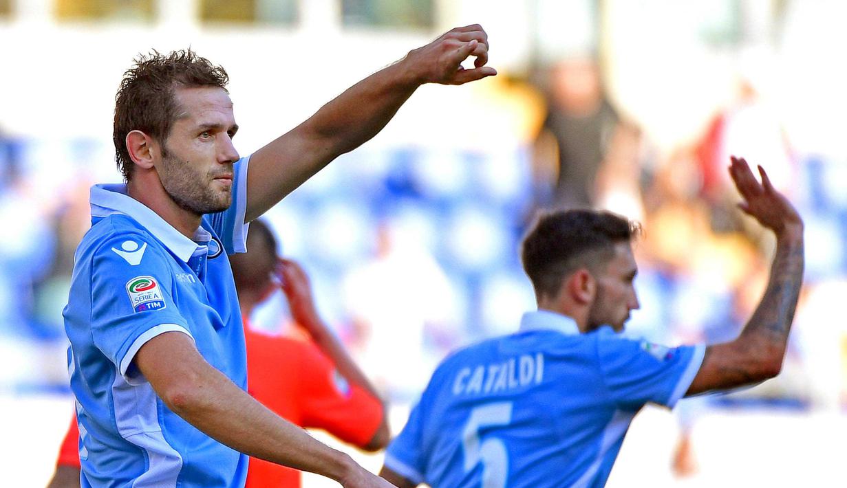 Pemain Lazio, Senad Lulic (kiri) merayakan golnya ke gawang Empoli pada lanjutan Serie A Italia di Stadion Olimpico, Roma, Italia, (25/9/2016). (EPA/Ettore Ferrari)