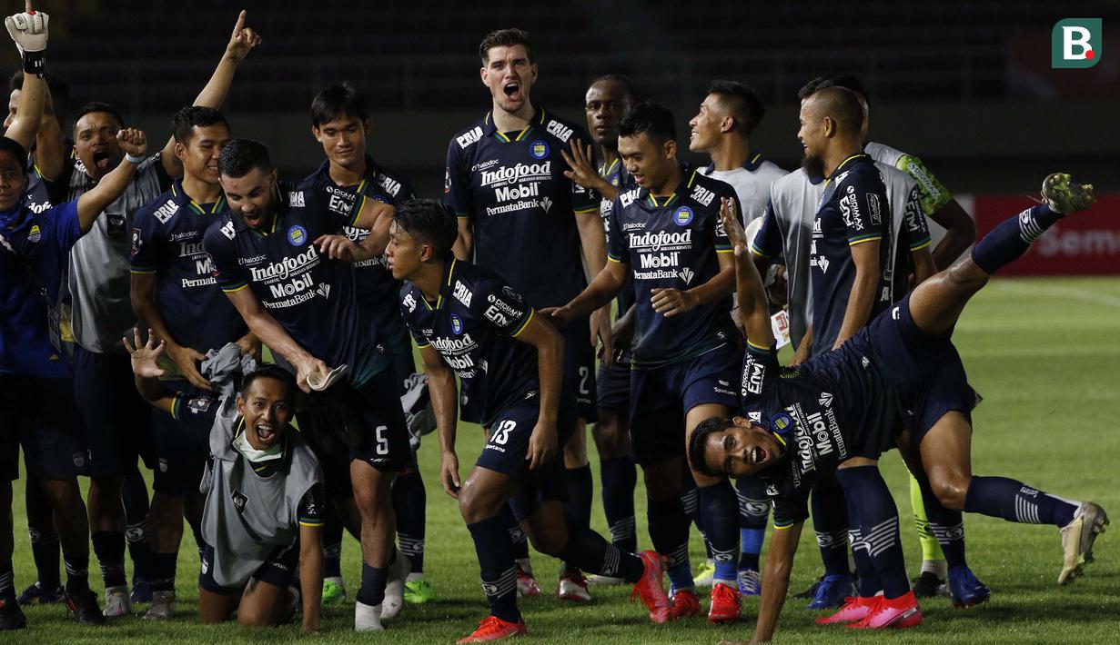 Selebrasi para pemain Persib Bandung usai berhasil menahan imbang 1-1 PS Sleman dalam laga leg kedua semifinal Piala Menpora 2021 di Stadion Manahan, Solo, Senin (19/4/2021). (Bola.com/Ikhwan Yanuar)