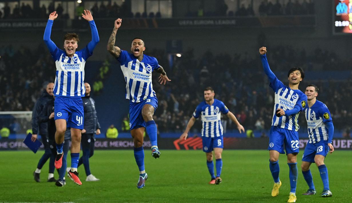 Para pemain Brighton merayakan kemenangan atas Marseille pada laga terakhir Grup B Liga Europa 2023/2024 di American Express Community Stadium, Brighton, Inggris, Jumat (15/12/2023). (AFP/Glyn Kirk)