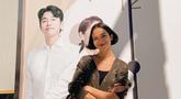 Putri Marino foto bareng dengan poster besar Gong Yoo. (Foto: Instagram/ putrimarino)