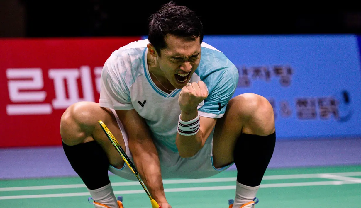 Jonatan Christie sukses merebut gelar juara Korea Open 2025 di sektor tunggal putra usai meredam perlawanan Anders Antonsen dari Denmark di final turnamen bulu tangkis Korea Open di Suwon, Korea Selatan pada Minggu 28 September 2025. (ANTHONY WALLACE/AFP)