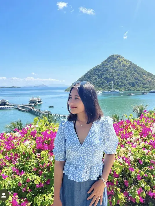 Ia juga tampil dengan atasan warna biru bermotif bunga dipadukan rok denimnya. 
 (@prillylatuconsina96)