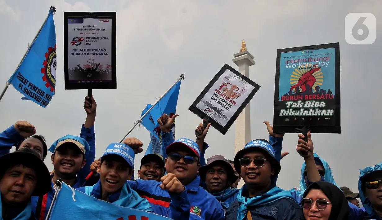 Peringatan Hari Buruh Internasional 2025 di kawasan Monumen Nasional, Jakarta mengambil tema Merajut Kebersamaan untuk Peningkatan Kesejahteraan Pekerja dan Produktivitas Nasional. (Liputan6.com/Angga Yuniar)