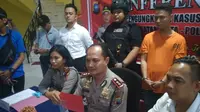 Polisi menangkap terduga pelaku penyekapan ibu dan 2 anaknya di Batam. (Liputan6.com/Ajang Nurdin)