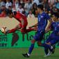 Pemain timnas Indonesia, Egy Maulana Vikri mengontrol bola dibayangi sejumlah pemain Thailand dalam pertandingan semifinal sepakbola SEA Games 2021 Vietnam di stadion Thien Truong, Nam Dinh, Kamis (19/5/2022).