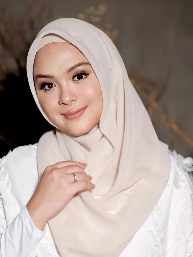 6 Gaya Maternity Shoot Vebby Palwinta Jelang Melahirkan, Romantis Bareng Suami
