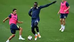 Pelari tercepat dunia, Usain Bolt berebut bola saat berlatih di Central Coast Stadium, Gosford, Australia, (21/8). Bolt akan memulai debutnya di sepak bola Australia dengan bermain untuk Central Coast Mariners. (AFP Photo/Saeed Khan)