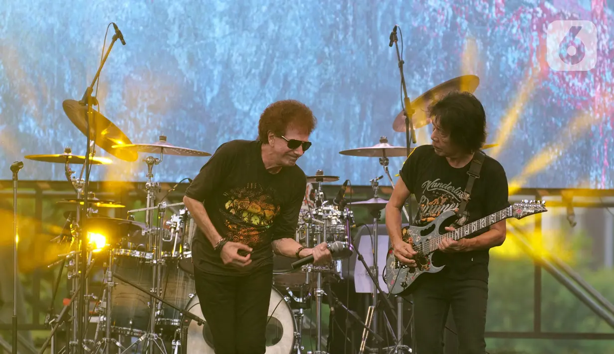 Kelompok musik legendaris God Bless Ahmad Albar dan Ian Antono beraksi pada The 90's Festival di Jakarta, Sabtu (23/11/2019). Dalam penampilannya, God Bless membawakan sejumlah lagu hits seperti Semut Hitam, Panggung Sandiwara, dan Rumah Kita. (Liputan6.com/Herman Zakharia)