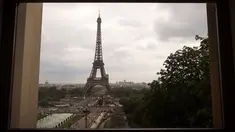 Sebuah gambar yang diambil pada 16 Mei 2016 di Paris menunjukkan Menara Eiffel melalui sebuah jendela. (LIONEL Bonaventure/AFP)
