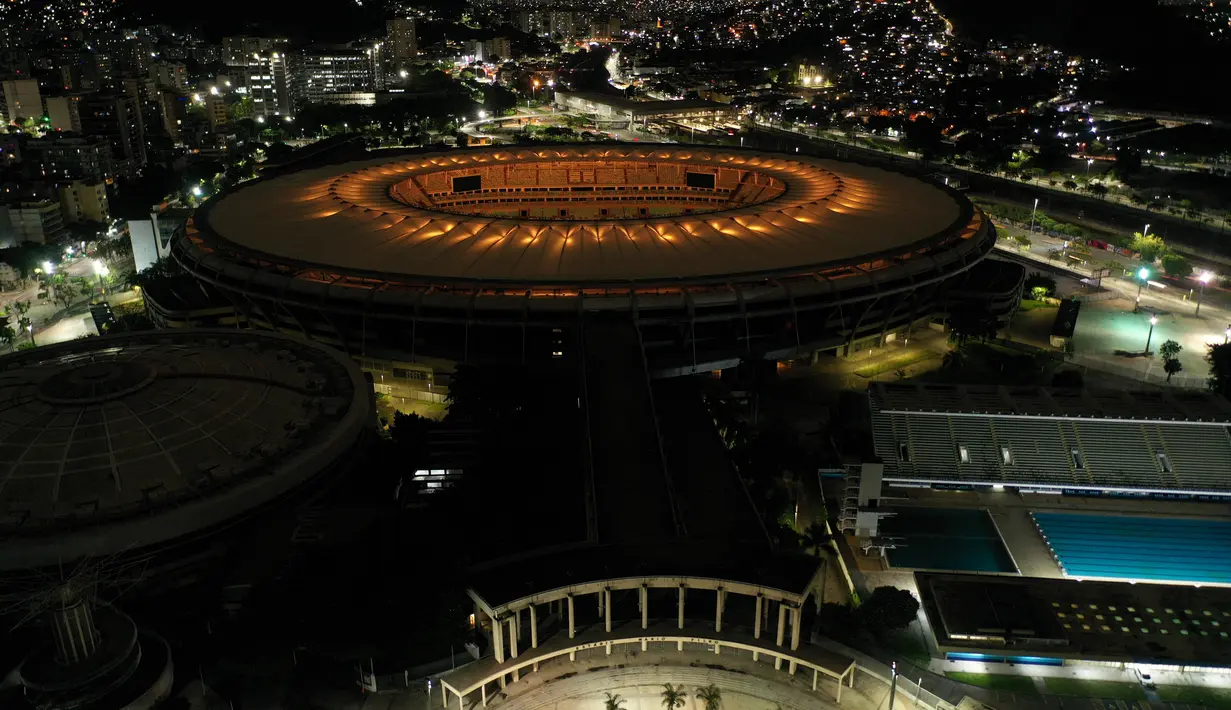 adion Maracana diterangi dengan cahaya keemasan untuk menghormati legenda sepak bola Brasil Pele, di Rio de Janeiro, Brasil (29/12/2002). Rumah sakit Albert Einstein yang merawat Pele mengatakan dalam sebuah pernyataannya kematian setelah pertempuran panjang dengan kanker disebabkan oleh "kegagalan banyak organ." (AFP/Mauro Pimentel)