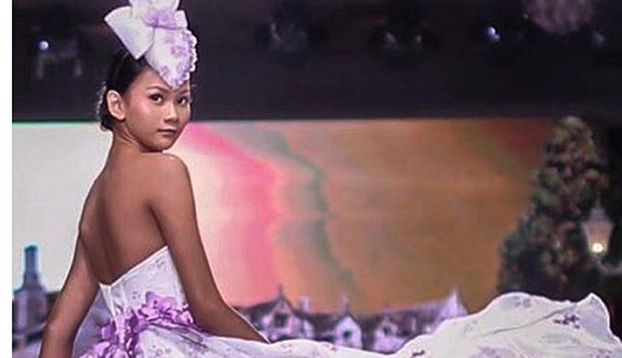 Aurra Kharishma diketahui telah menggeluti dunia model sejak berusia 14 tahun. Bahkan, wanita kelahiran 27 November 1999 ini sering mengikuti berbagai event runway. (Liputan6.com/IG/@aurrakharishma)