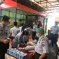 Petugas Lapas Kelas IIA Bulak Kapal Bekasi jalani tes urine mendadak sebagai upaya pemberantasan narkoba di lingkungan lapas. (Foto: Istimewa)