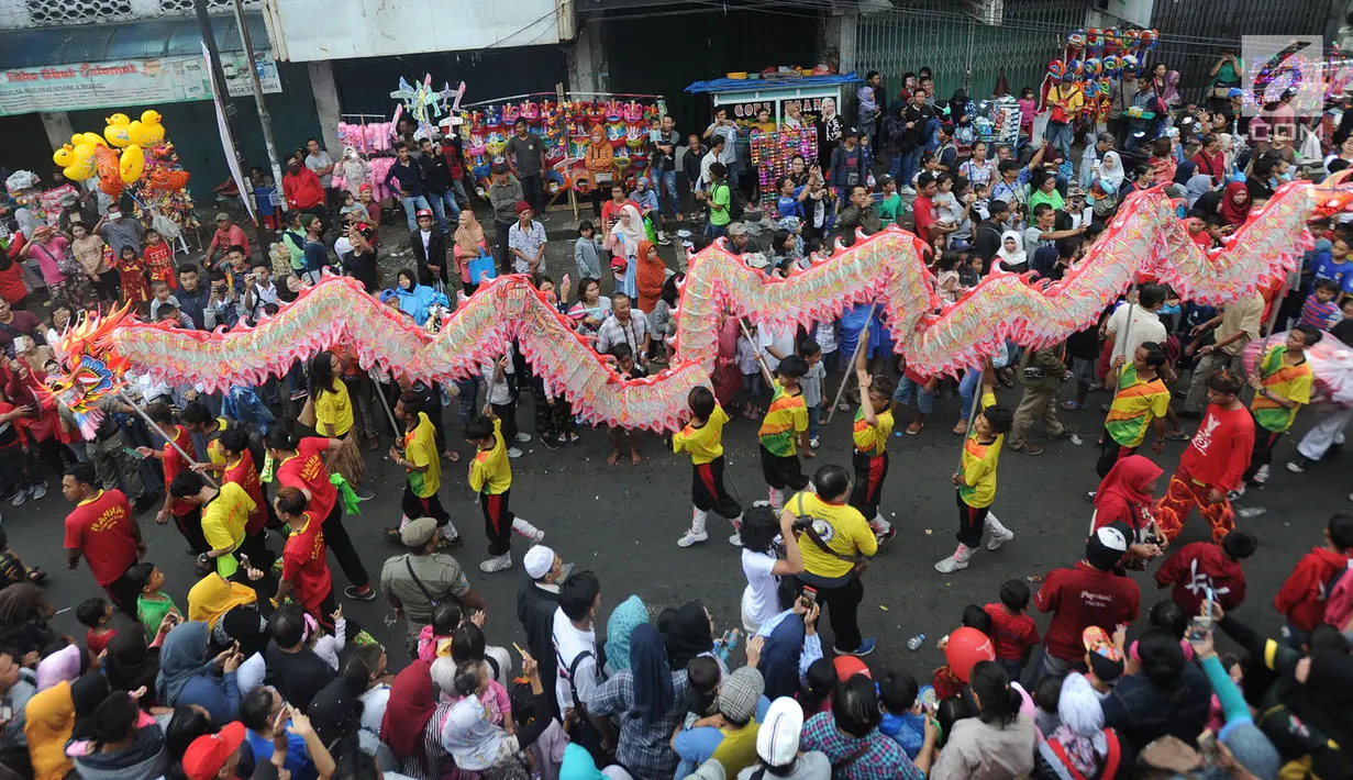 Arak-arakan atraksi liong perayaan Cap Go Meh melewati Jalan Suryakencana, Bogor, Jawa Barat, Selasa (19/2). Acara ini merupakan puncak perayaan Tahun Baru Imlek 2570. (Merdeka.com/Arie Basuki)