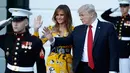 Presiden Donald Trump didampingi Melania Trump melambaikan tangan saat Perdana Menteri India Narendra Modi meninggalkan Gedung Putih, Washington (26/6). (AP Photo / Alex Brandon)