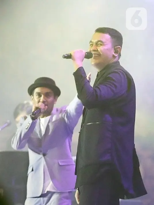 Penampilan Glenn Fredly dan Tulus membawakan lagu Adu Rayu di atas panggung konser Inspirasi Cinta Yovie and His Friends di Sasana Budaya Ganesha (Sabuga) ITB, Bandung, Rabu (20/11/2019). (Fimela.com/Bambang E. Ros)