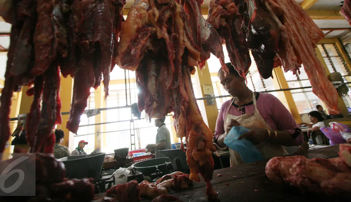 Seorang pedagang daging sapi melayani pembeli di Pasar Beringharjo, Yogyakarta, Kamis (9/6). Hari keempat bulan Ramadan, harga daging sapi di pasar tradisional merangkak tinggi hingga menembus harga Rp120.000 per kilogram. (Liputan6.com/Boy Harjanto)