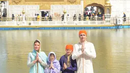 Perdana Menteri Kanada Justin Trudeau bersama dengan istrinya Sophie Gregoire kedua anaknya Ella-Grace  dan putra Xavier memberi hormat di Kuil Emas Sikh di Amritsar, India (21/2). (AFP Photo/Narinder Nanu)
