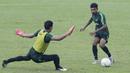 Pemain Timnas Indonesia U-22, Rifal Lastori, saat latihan di Stadion Madya, Senayan, Jakarta, Senin (12/1). Latihan kali ini tidak dipimpin Indra Sjafri karena sedang mengikuti lisensi kepelatihan Pro AFC di Spanyol. (Bola.com/M Iqbal Ichsan)