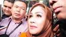 Wali Kota Tegal Siti Masitha berjalan menuju mobil tahanan seusai diperiksa penyidik KPK di Jakarta, Rabu (30/8). Bunda Sitha resmi ditahan usai ditetapkan sebagai tersangka kasus suap terkait proyek kesehatan di Pemkot Tegal. (Liputan6.com/Helmi Afandi)